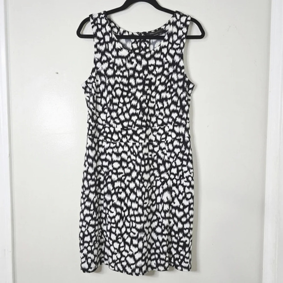✨4/$20. BCBGMAXAZRIA Abstract Black White Leopard Mini Sleeveless Shift Dress, M - Picture 4 of 12